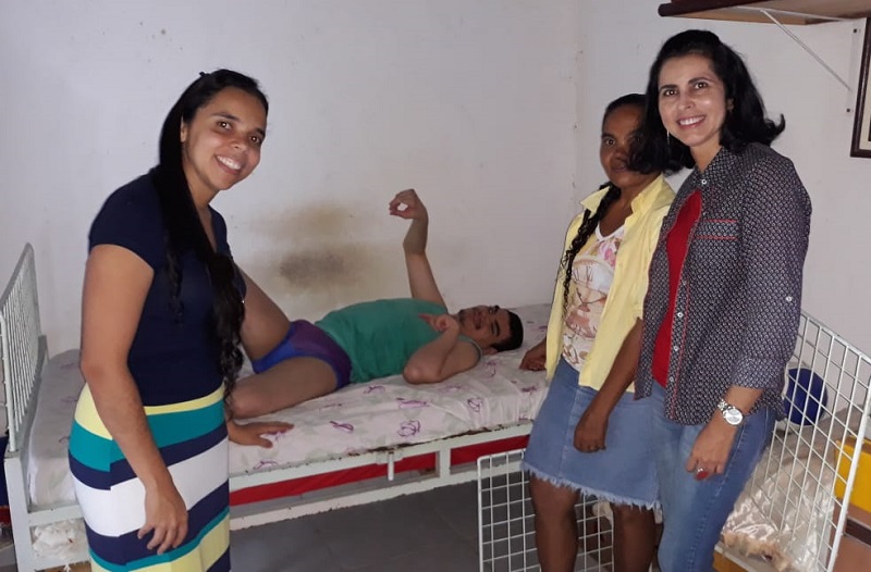 Professoras Joana Cristina Neves de Menezes Faria e Yane Ondina de Almeida em visita ao jovem Alex e à sua mãe Ilza, no momento da doação de parte da arrecadação do Bazar da Modelagem Professoras Joana Cristina Neves de Menezes Faria e Yane Ondina de Almeida em visita ao jovem Alex e à sua mãe Ilza, no momento da doação de parte da arrecadação do Bazar da Modelagem